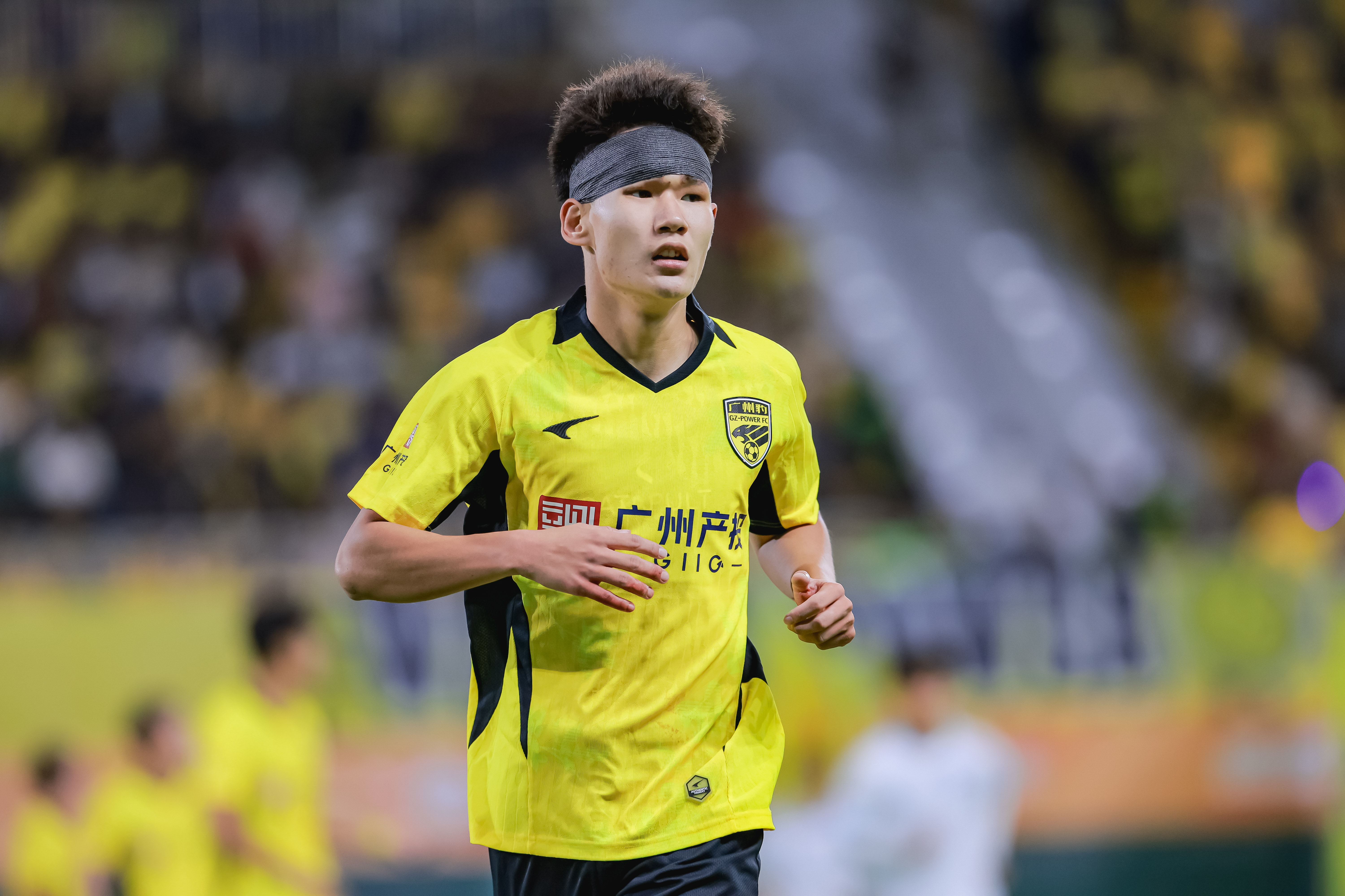 中超直播-广州豹官方：杨浩眉弓伤口缝合30余针，预计5-7天后拆线