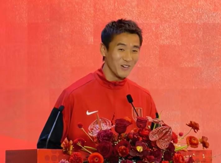 足球直播-当队长有点紧张，韦世豪致辞口误羞涩一笑：输了一起狂
