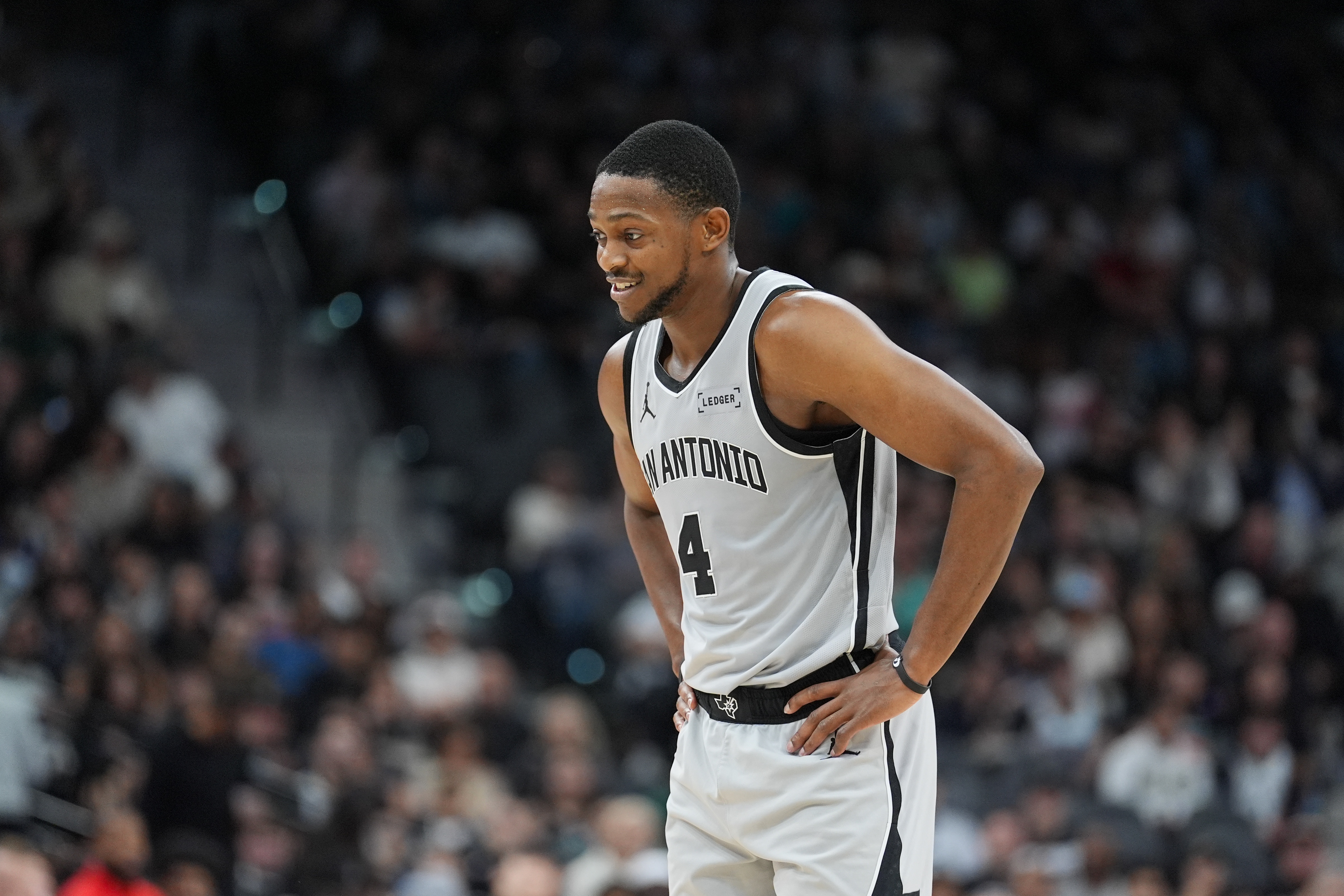 找找状态！福克斯21投8中得24分6板5助1帽 得分全队最高