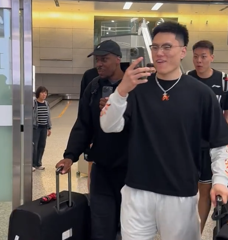 上海男篮抵沪！众人接机，李弘权开心，卢伟洛夫顿淡定，白边圈粉